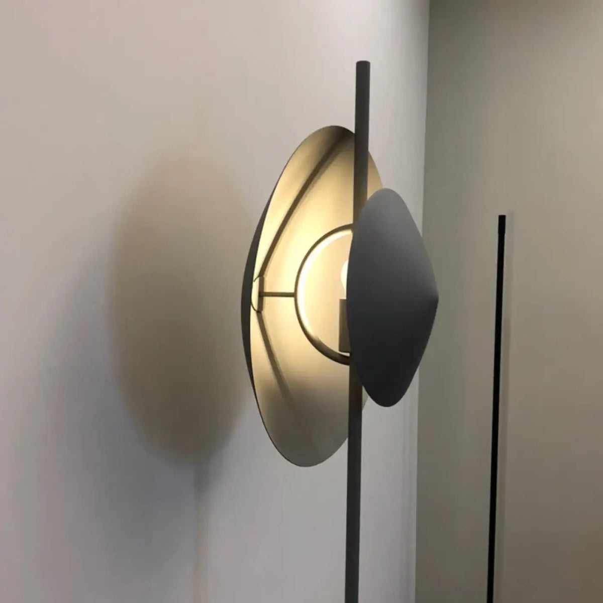 Lampadaire contemporain en métal avec globe central