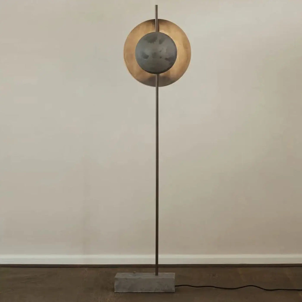 Lampadaire contemporain en métal avec globe central