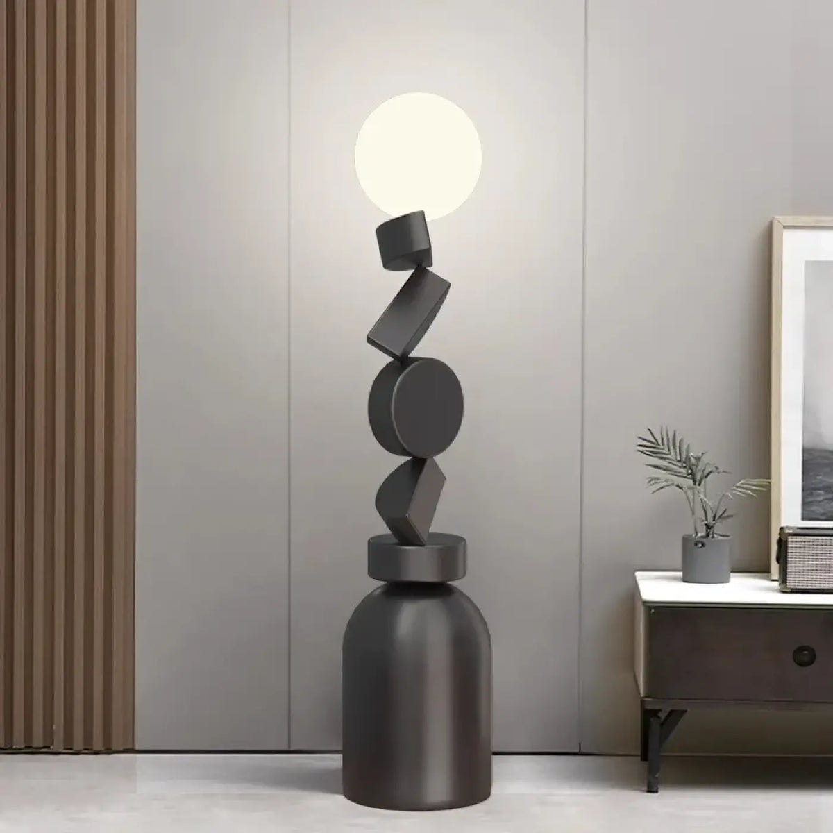 Lampadaire contemporain sculptural à globe opalin