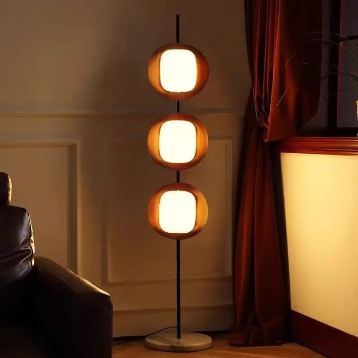 Lampadaire à trois modules lumineux superposés, marron ou orange, marron
