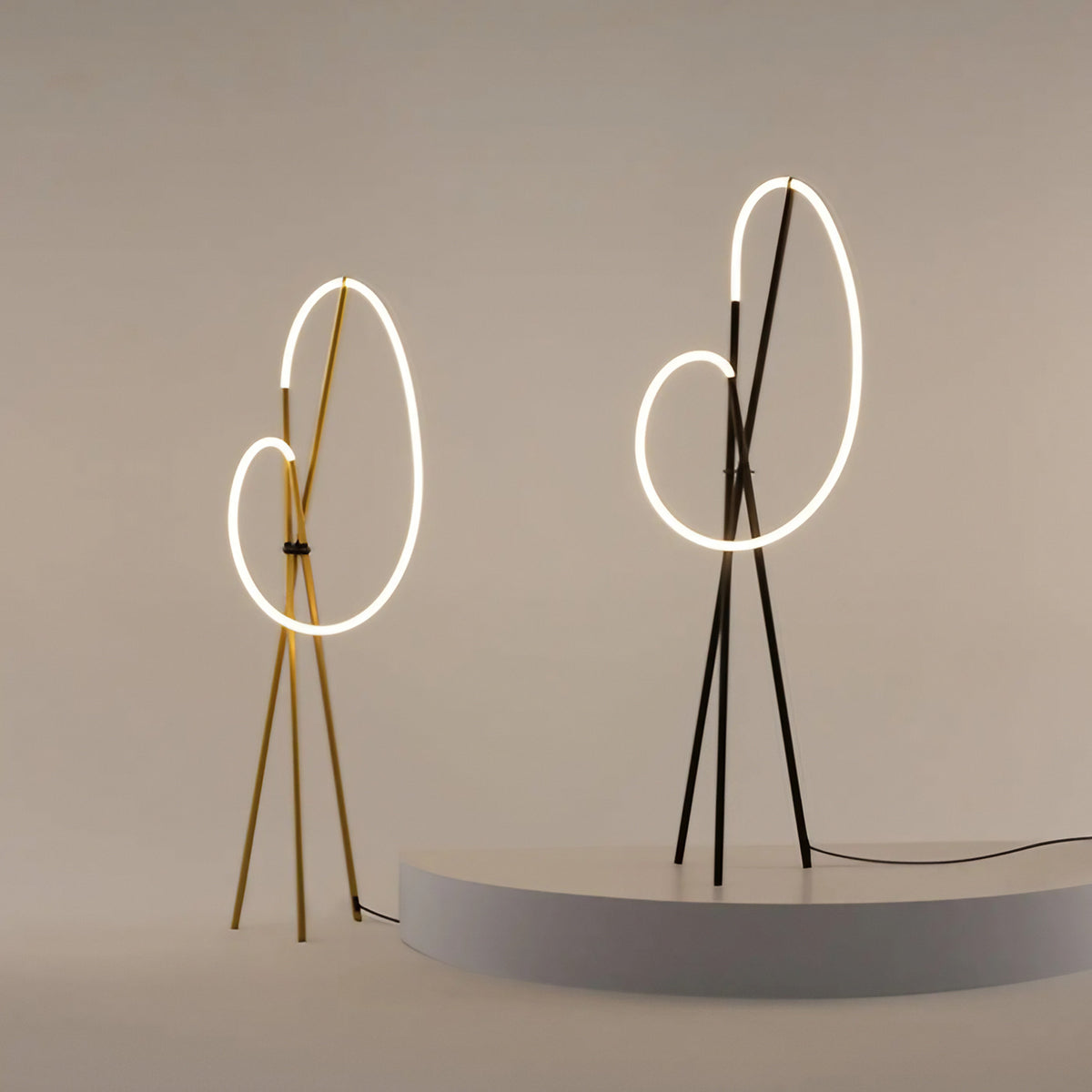 Lampadaire LED trépied en aluminium, diffuseur silicone façon crochet