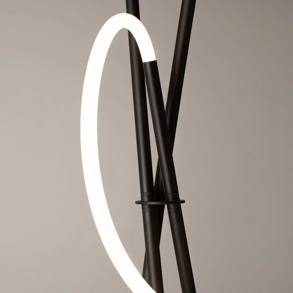 Lampadaire LED trépied en aluminium, diffuseur silicone façon crochet