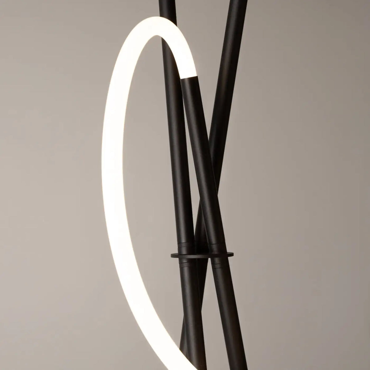 Lampadaire LED trépied en aluminium, diffuseur silicone façon crochet