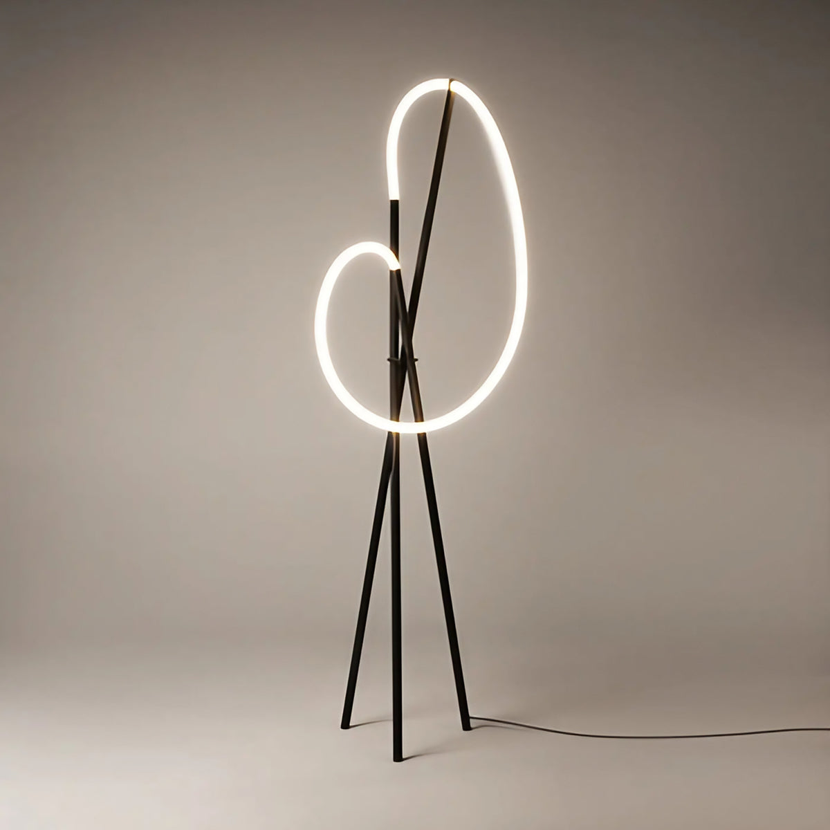 Lampadaire LED trépied en aluminium, diffuseur silicone façon crochet, noir