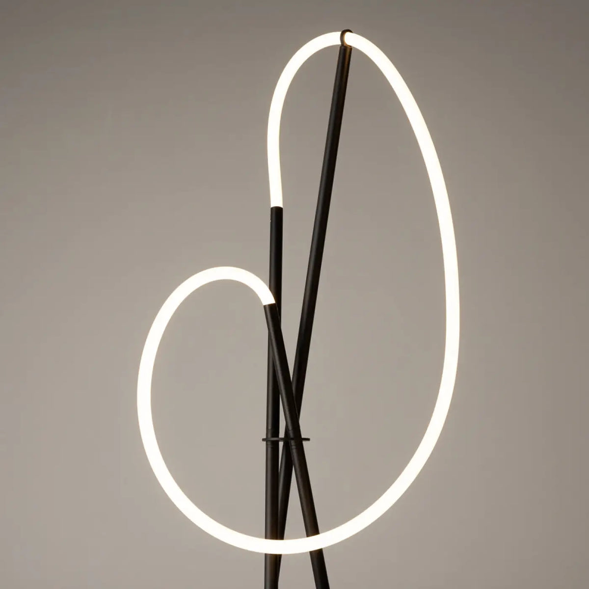 Lampadaire LED trépied en aluminium, diffuseur silicone façon crochet