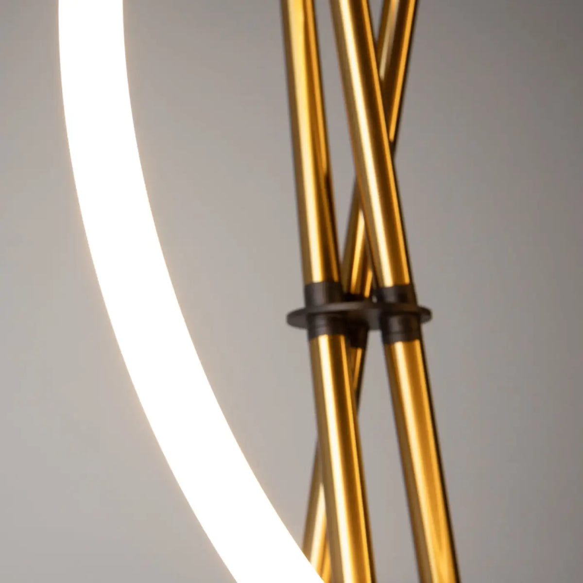 Lampadaire LED trépied en aluminium, diffuseur silicone façon crochet