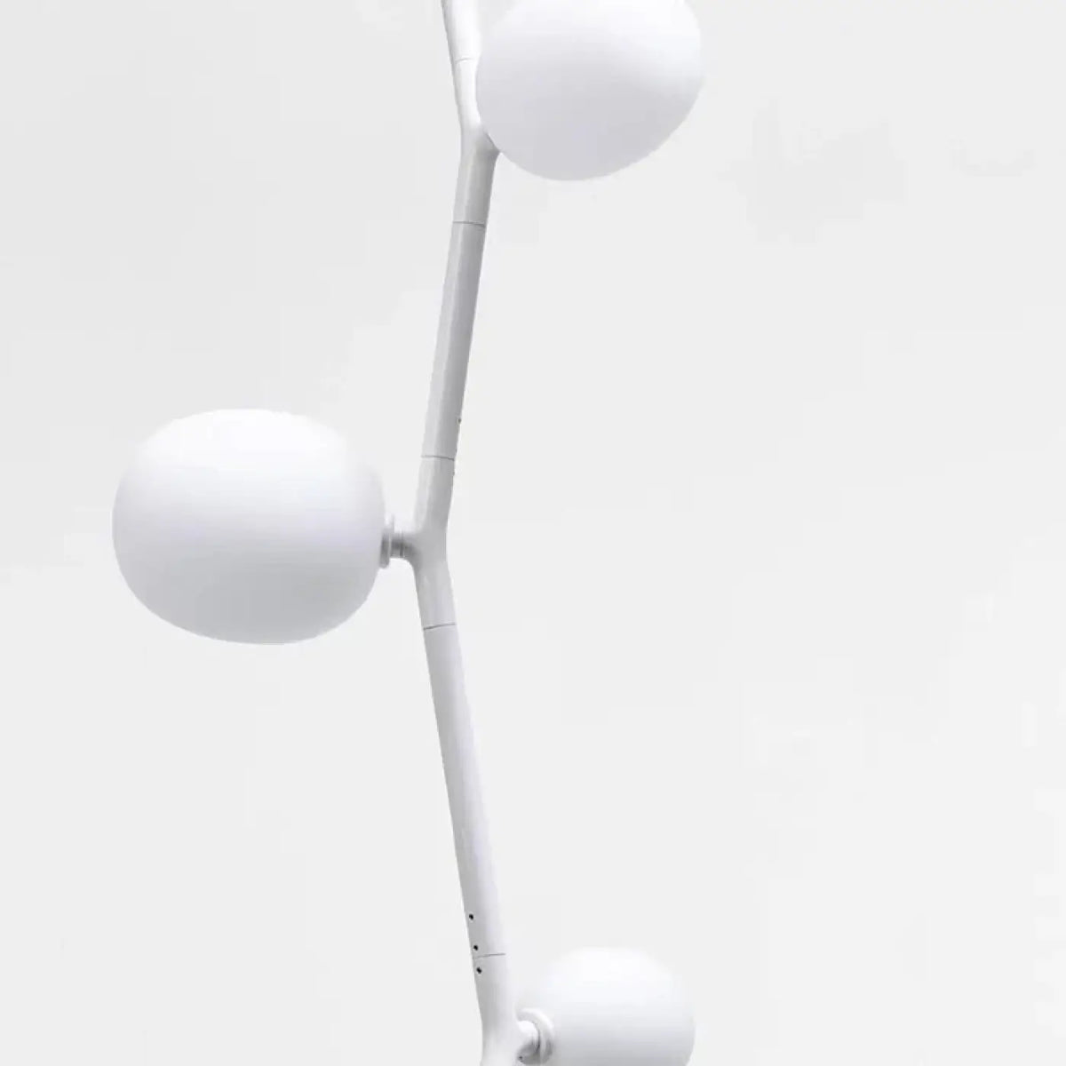 Lampadaire en métal et globes de verre, blanc, noir ou rose
