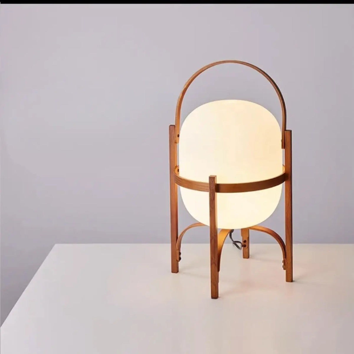 Lampadaire arc en bois à globe opalin, tailles S, M, L, marron