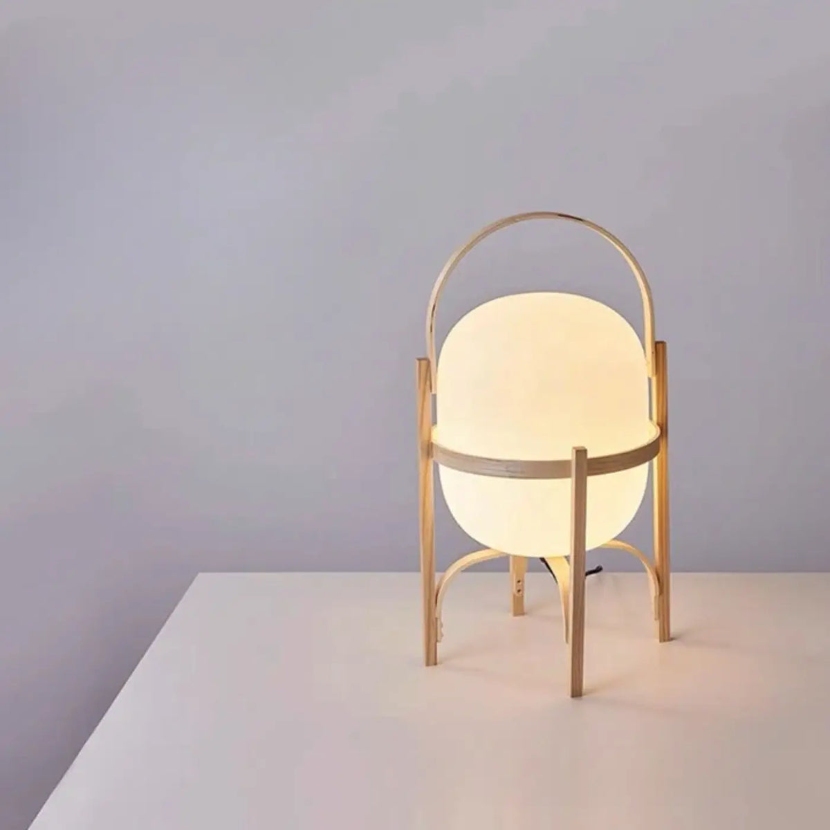Lampadaire arc en bois à globe opalin, tailles S, M, L, beige