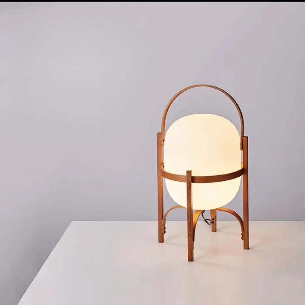 Lampadaire arc en bois à globe opalin, tailles S, M, L, marron