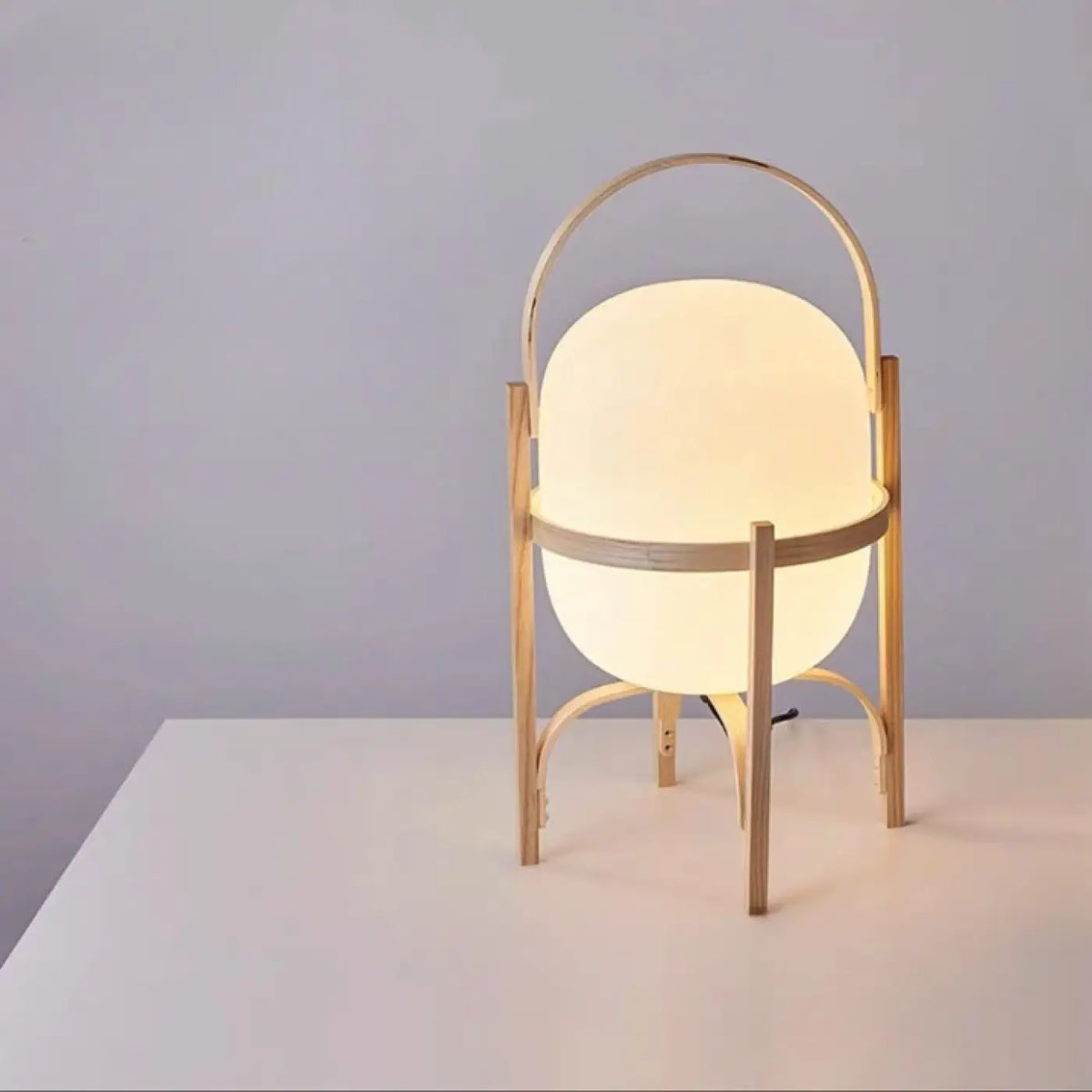 Lampadaire arc en bois à globe opalin, tailles S, M, L, beige