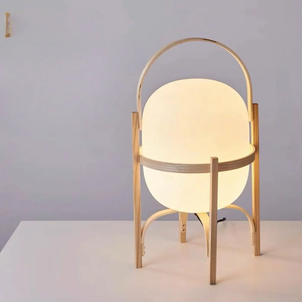 Lampadaire arc en bois à globe opalin, tailles S, M, L, beige
