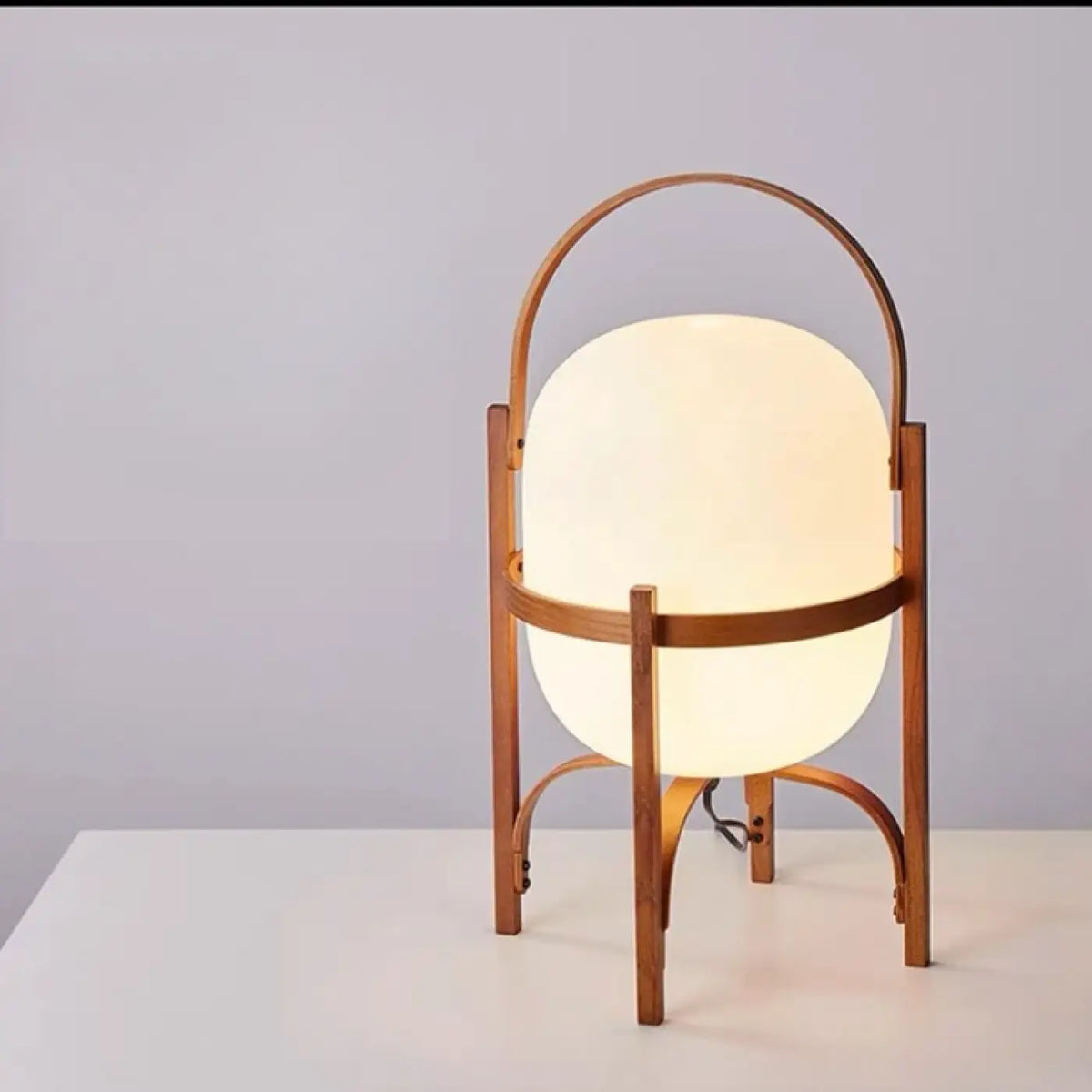 Lampadaire arc en bois à globe opalin, tailles S, M, L, marron