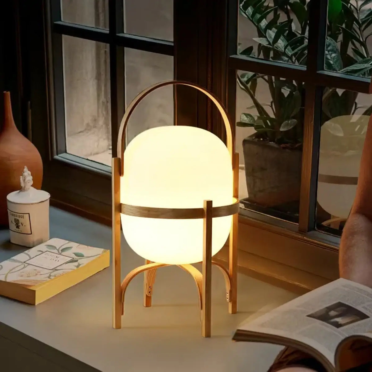 Lampadaire arc en bois à globe opalin, tailles S, M, L