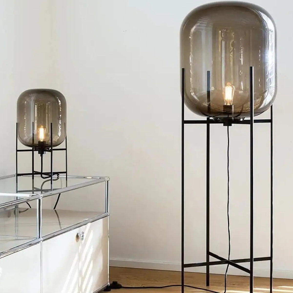 Lampadaire design à globe en verre fumé sur tige en métal