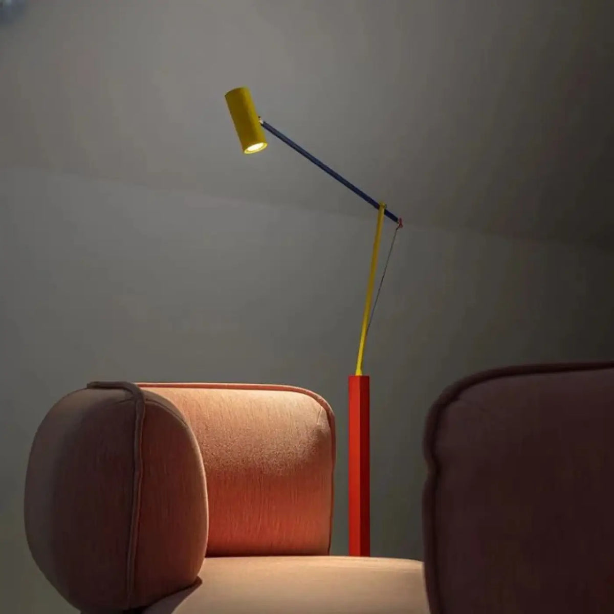 Lampadaire design sculptural à éclairage ajustable, tailles S et M