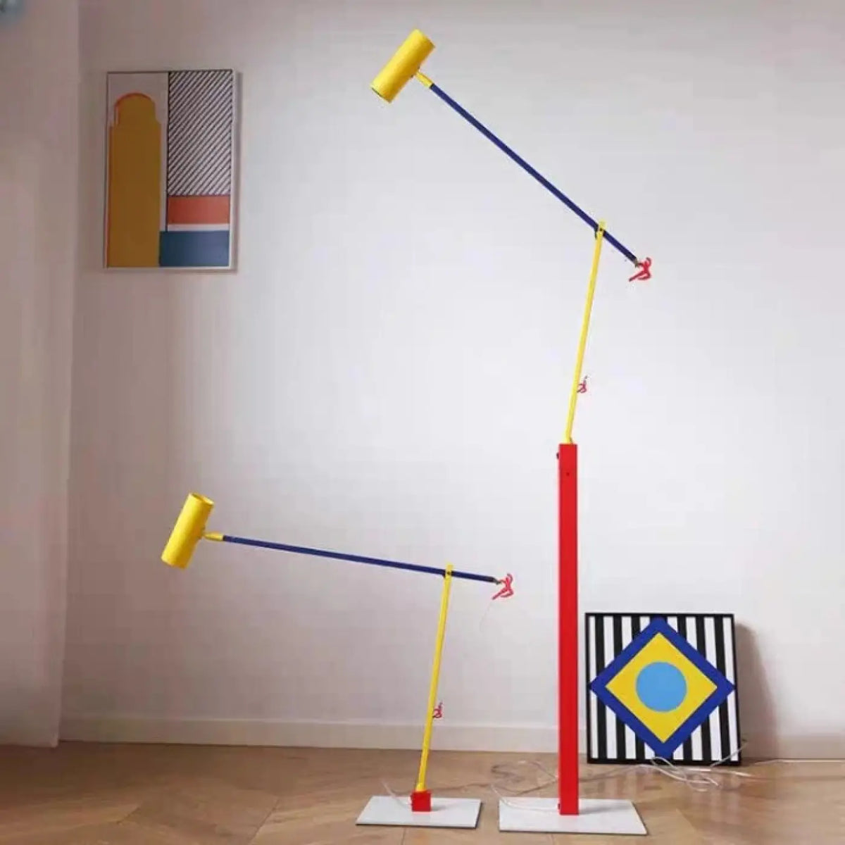 Lampadaire design sculptural à éclairage ajustable, tailles S et M