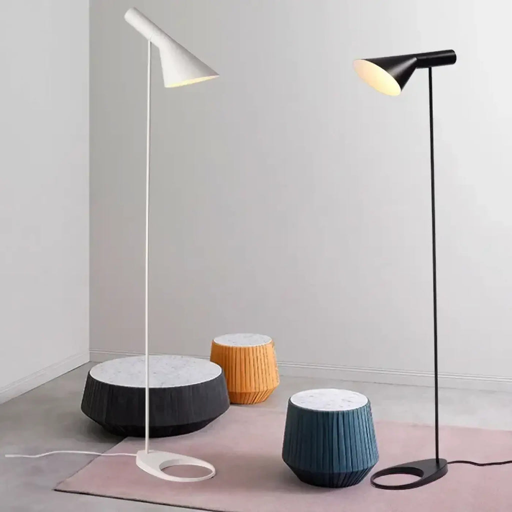 Lampadaire minimaliste à tête inclinée, blanc ou noir