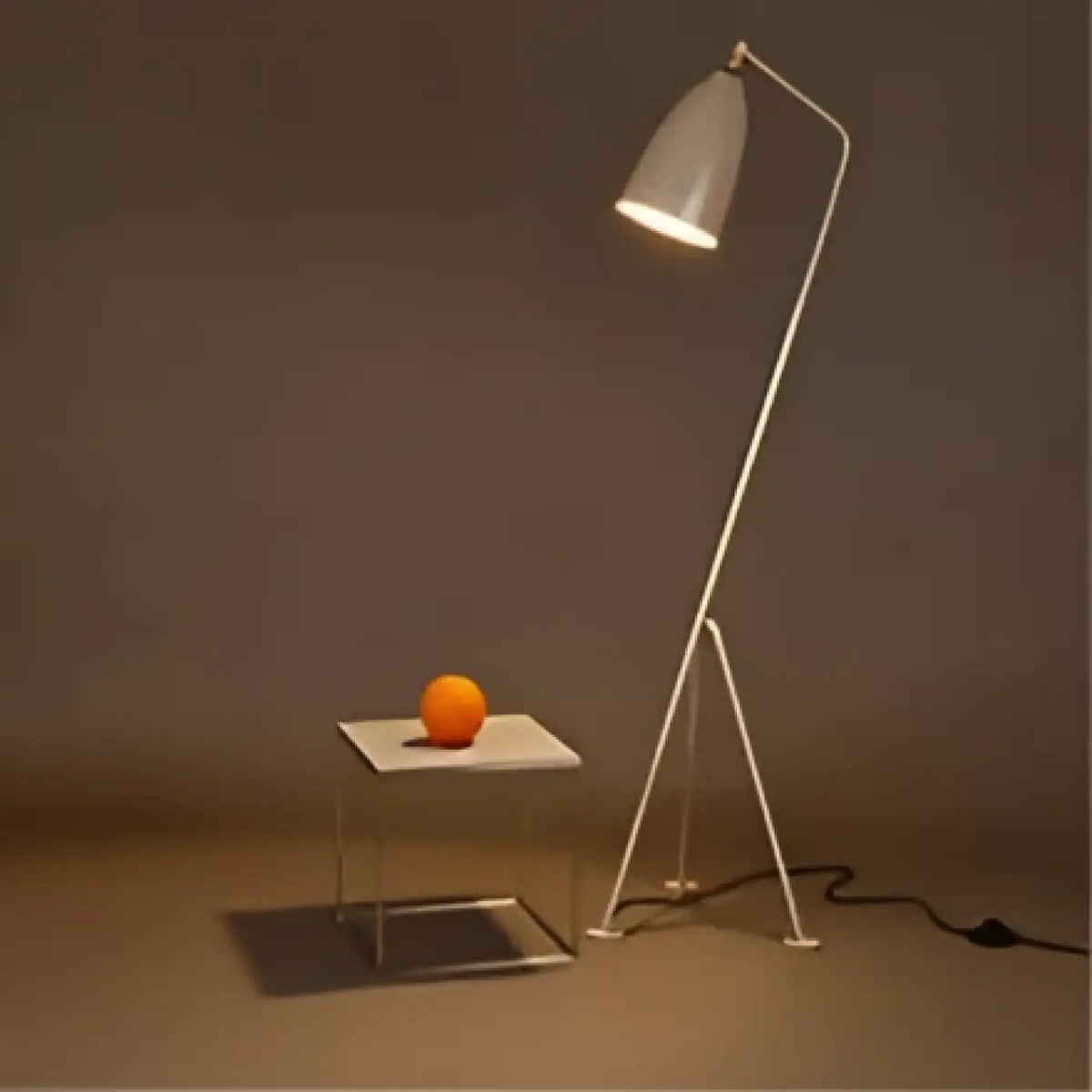 Lampadaire minimaliste à abat-jour conique, blanc ou noir