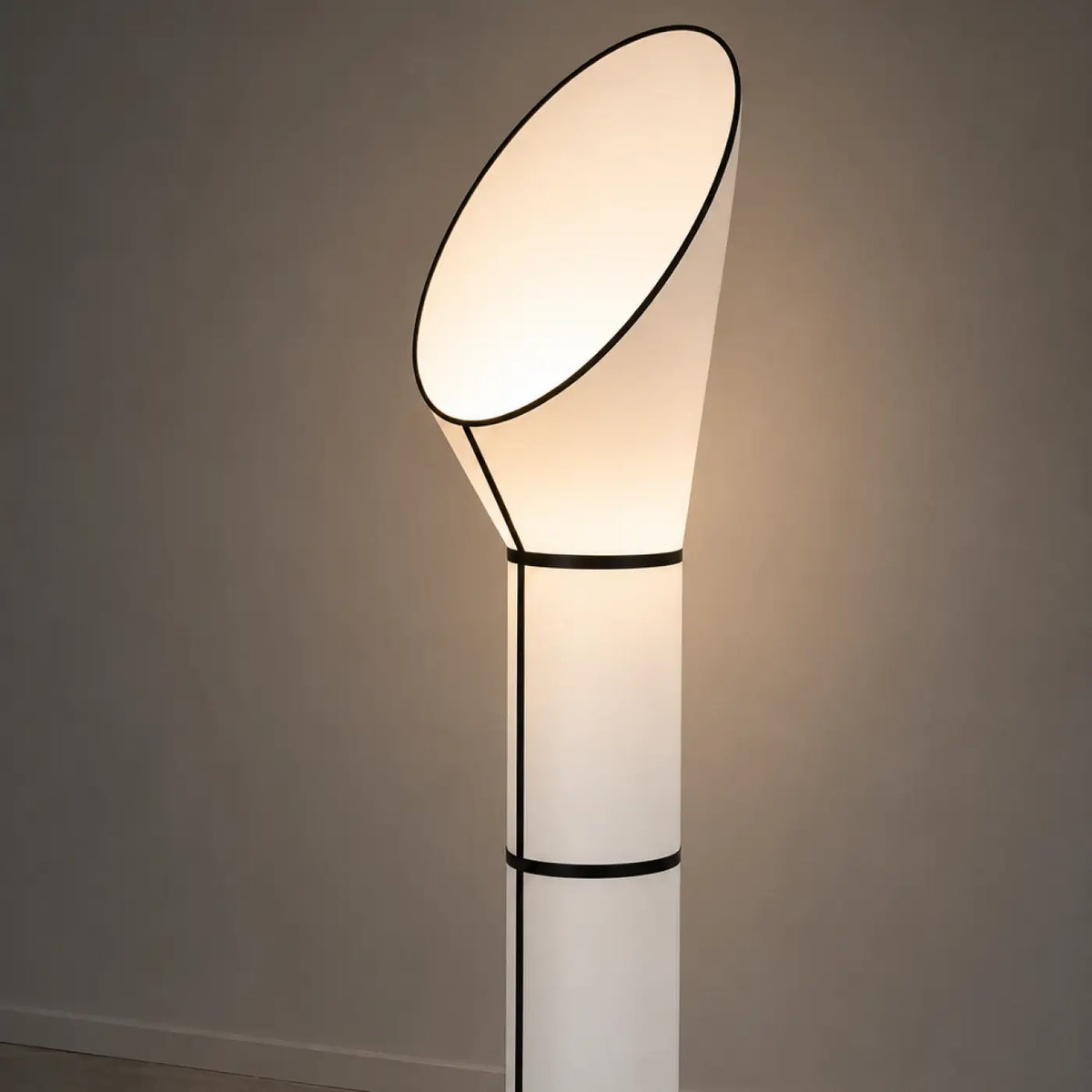 Lampadaire en forme de cône, blanc ou noir, trois tailles, blanc