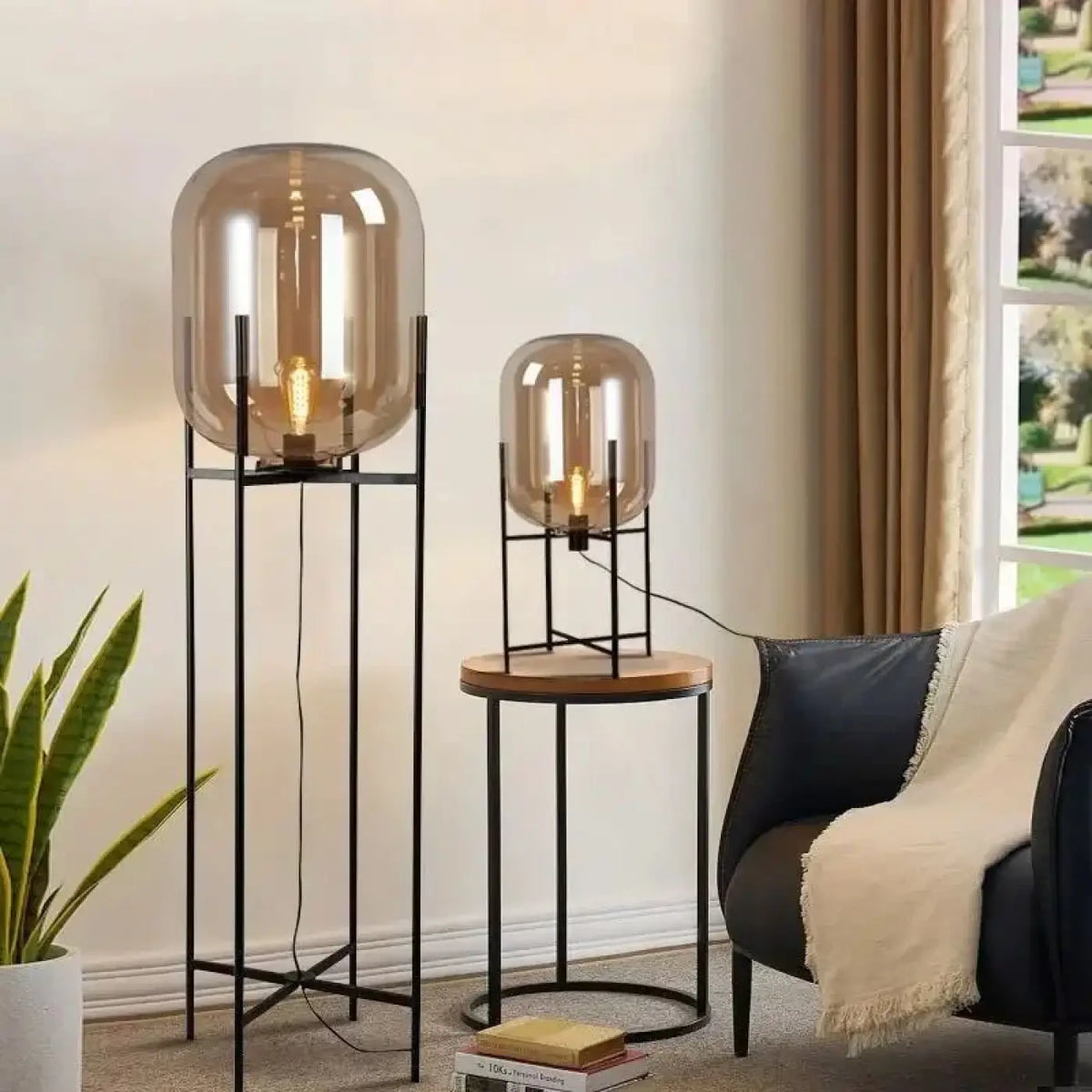 Lampadaire design à globe en verre fumé sur tige en métal