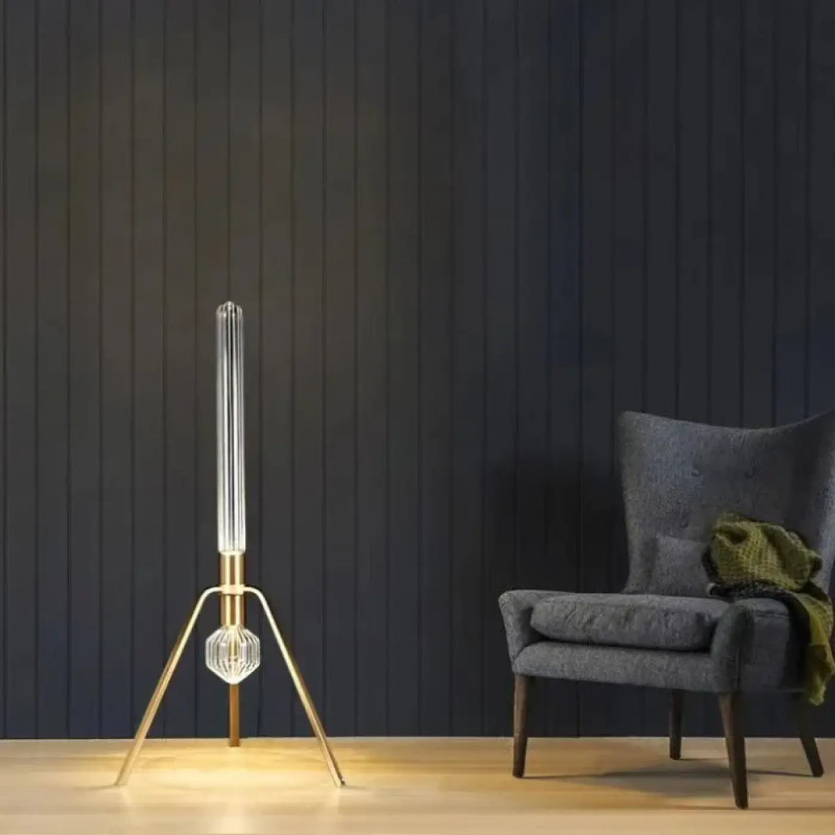 Lampadaire en verre strié à l'allure sculpturale