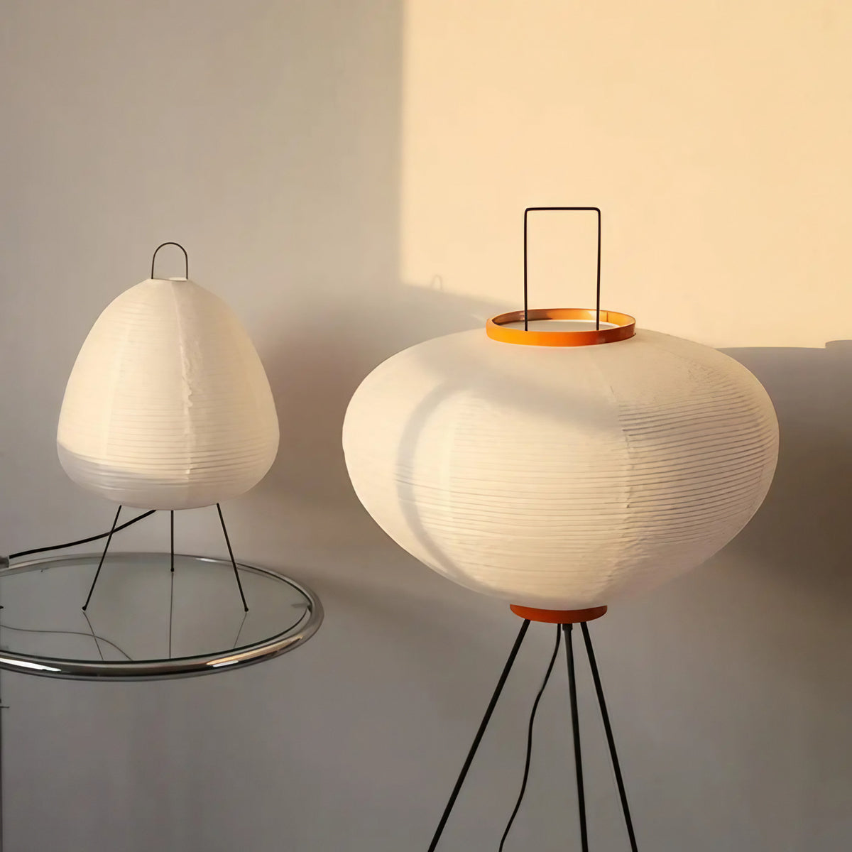 Lampadaire en papier blanc sur structure en métal, tailles S et M