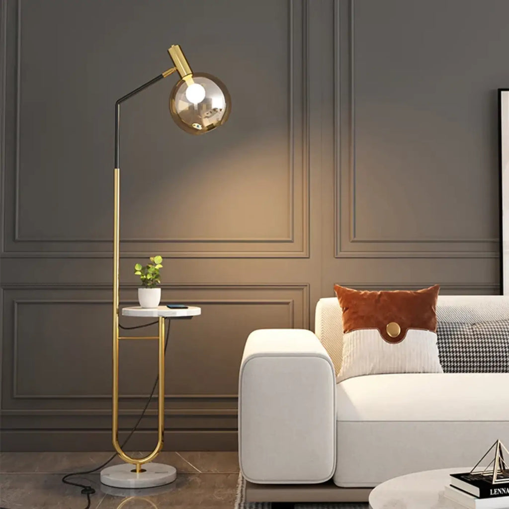 Lampadaire avec tablette intégrée, coloris noir ou doré