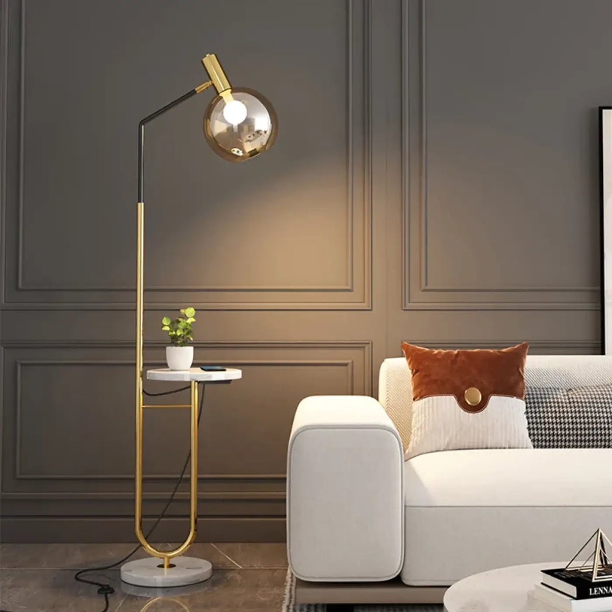 Lampadaire avec tablette intégrée, coloris noir ou doré