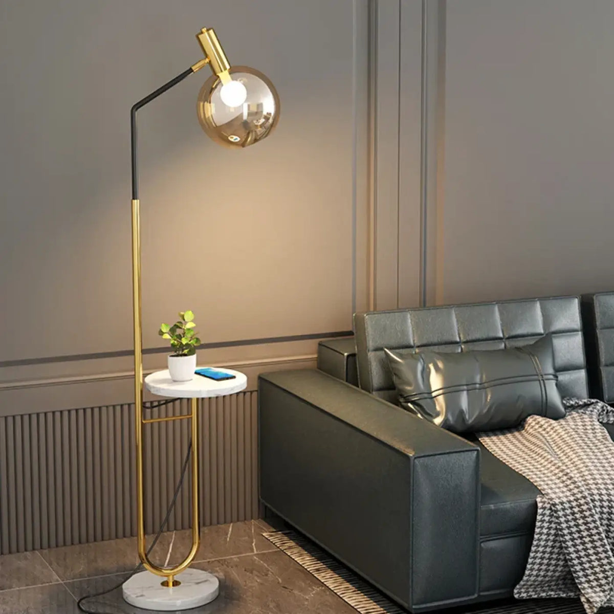 Lampadaire avec tablette intégrée, coloris noir ou doré