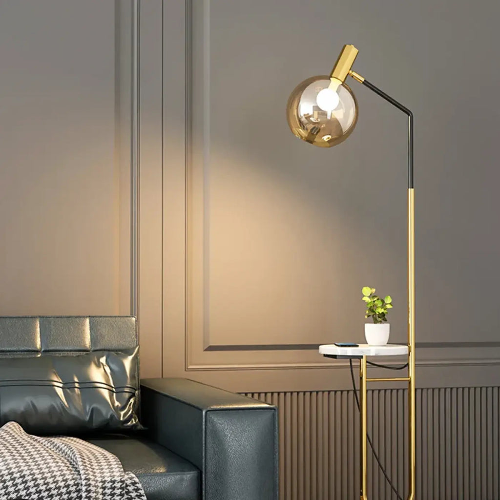 Lampadaire avec tablette intégrée, coloris noir ou doré