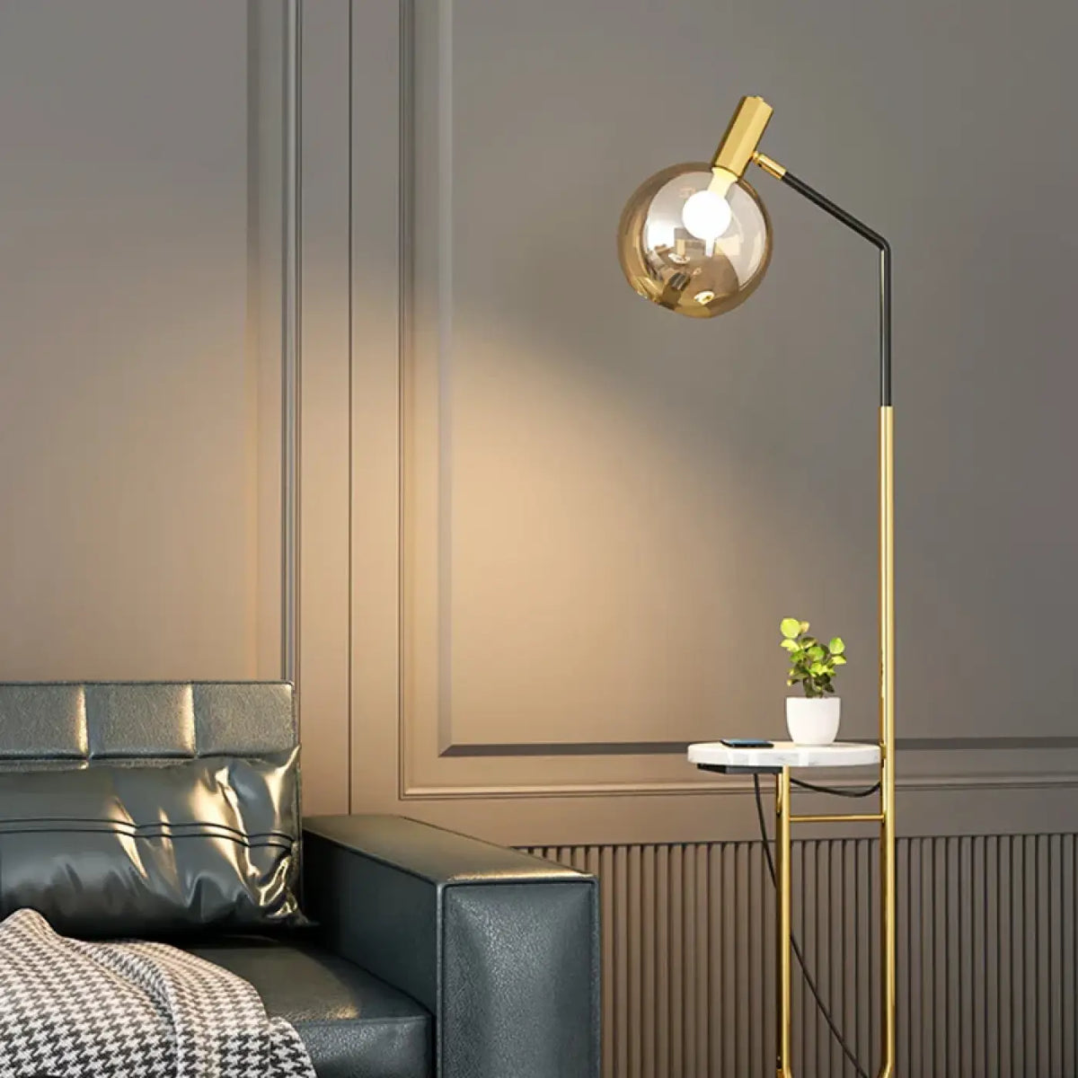 Lampadaire avec tablette intégrée, coloris noir ou doré