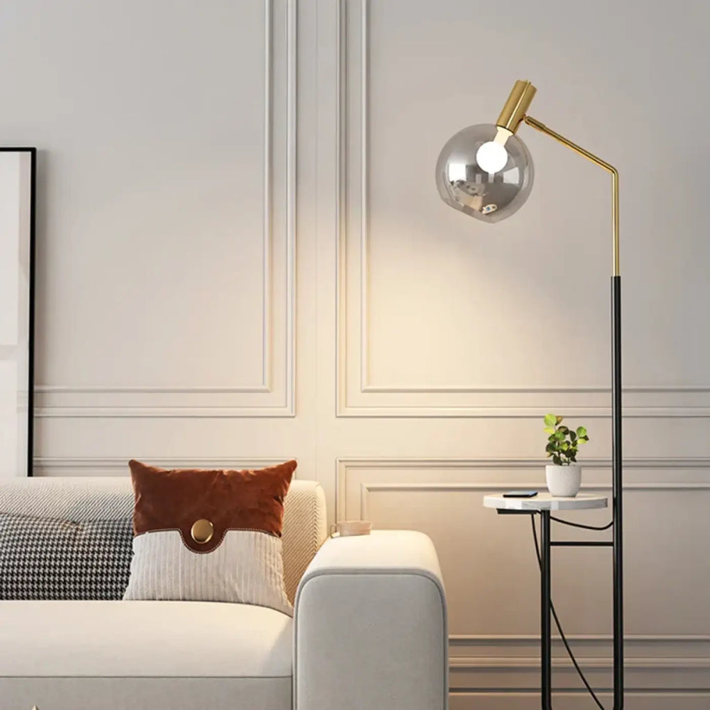 Lampadaire avec tablette intégrée, coloris noir ou doré