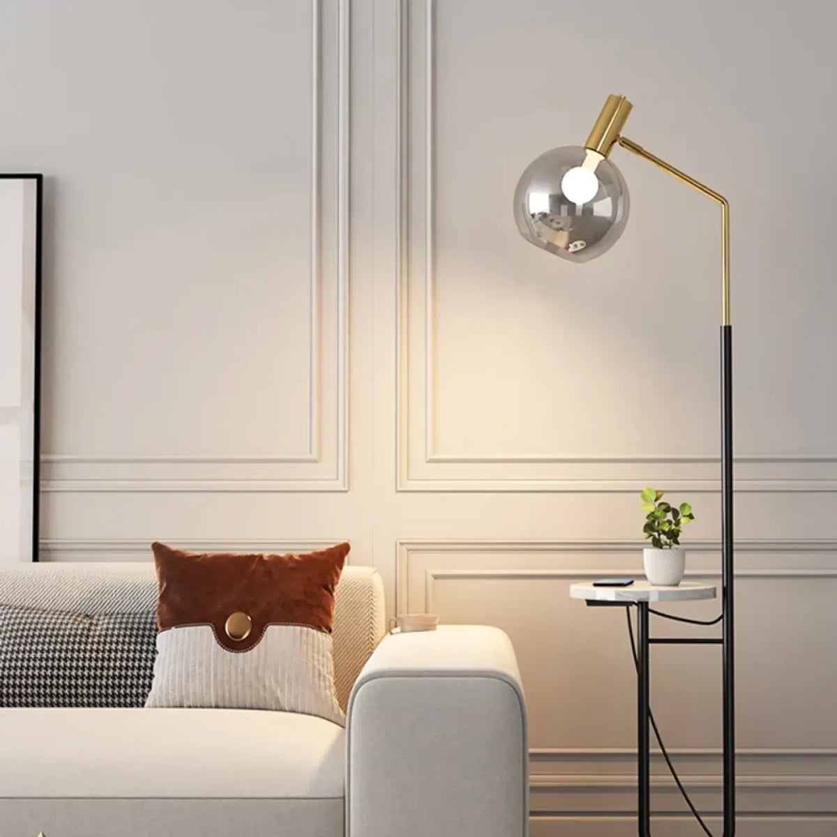 Lampadaire avec tablette intégrée, coloris noir ou doré