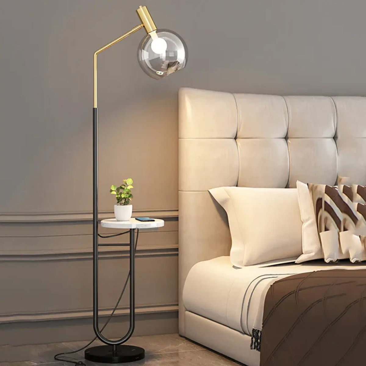 Lampadaire avec tablette intégrée, coloris noir ou doré, noir