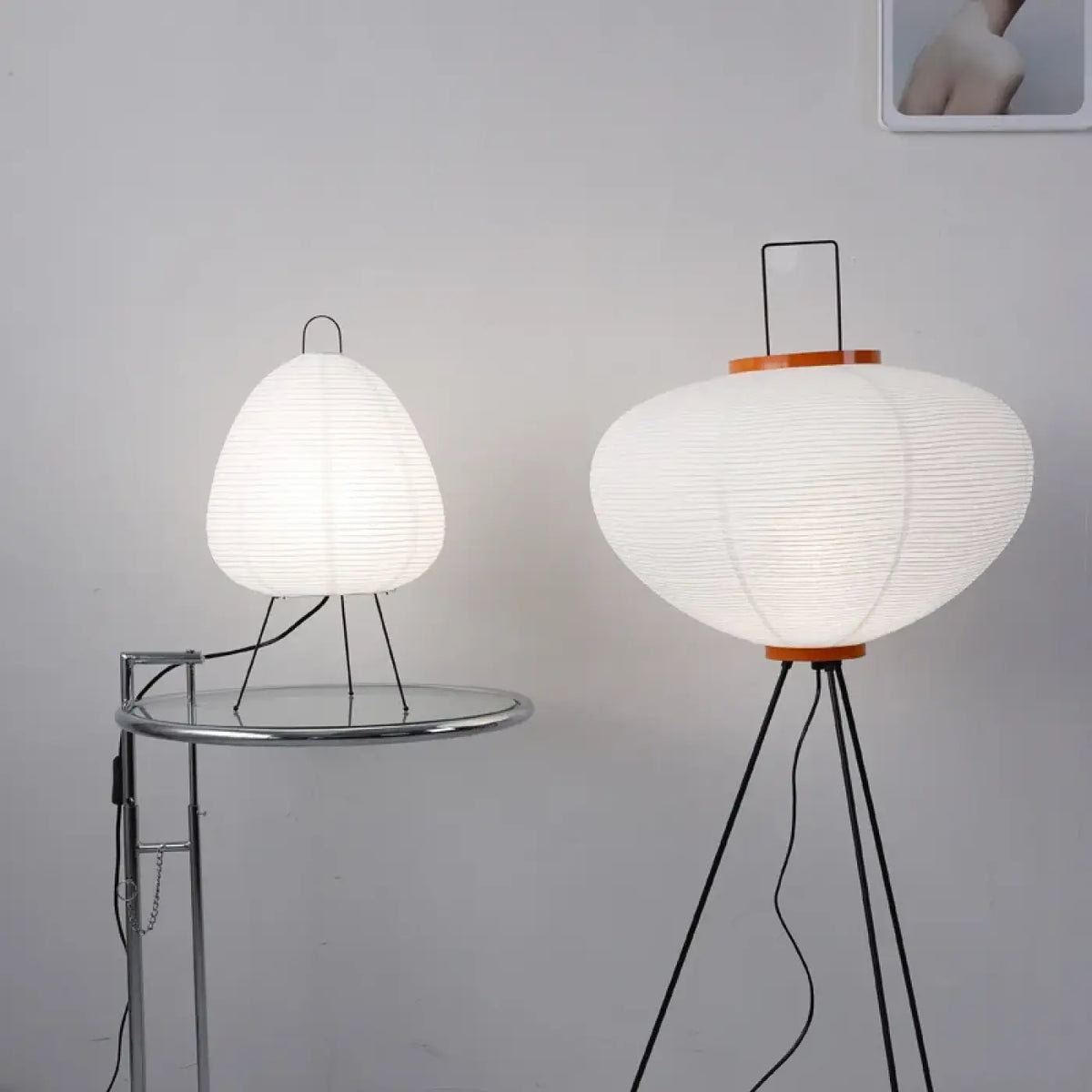 Lampadaire en papier blanc sur structure en métal, tailles S et M