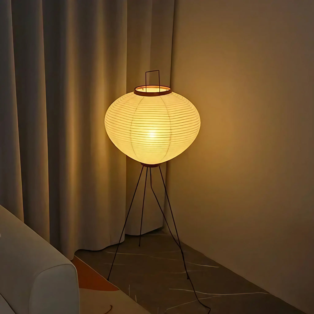 Lampadaire en papier blanc sur structure en métal, tailles S et M