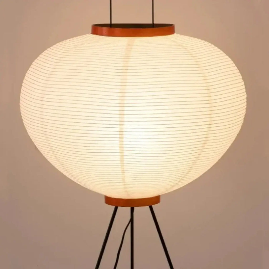 Lampadaire en papier blanc sur structure en métal, tailles S et M