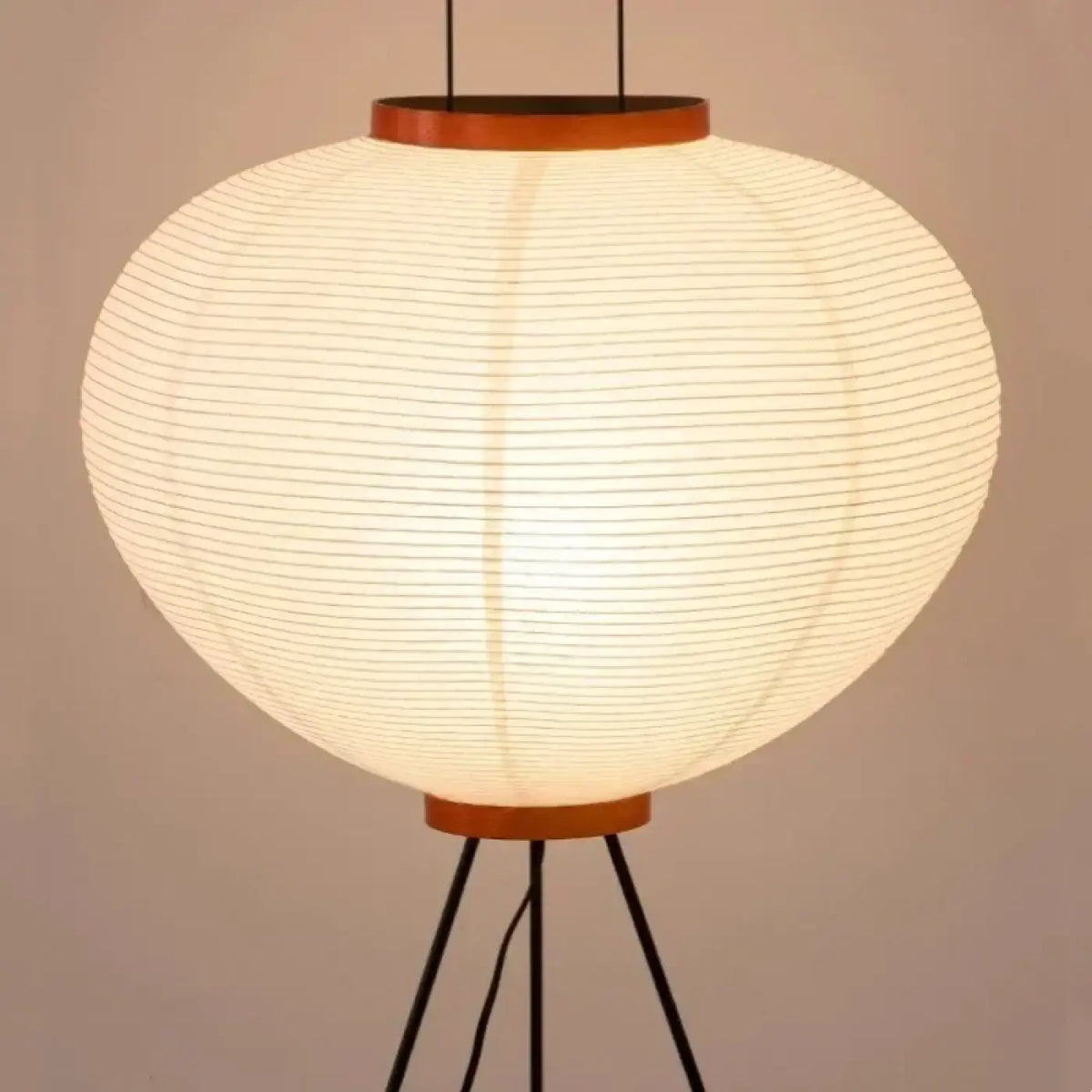 Lampadaire en papier blanc sur structure en métal, tailles S et M