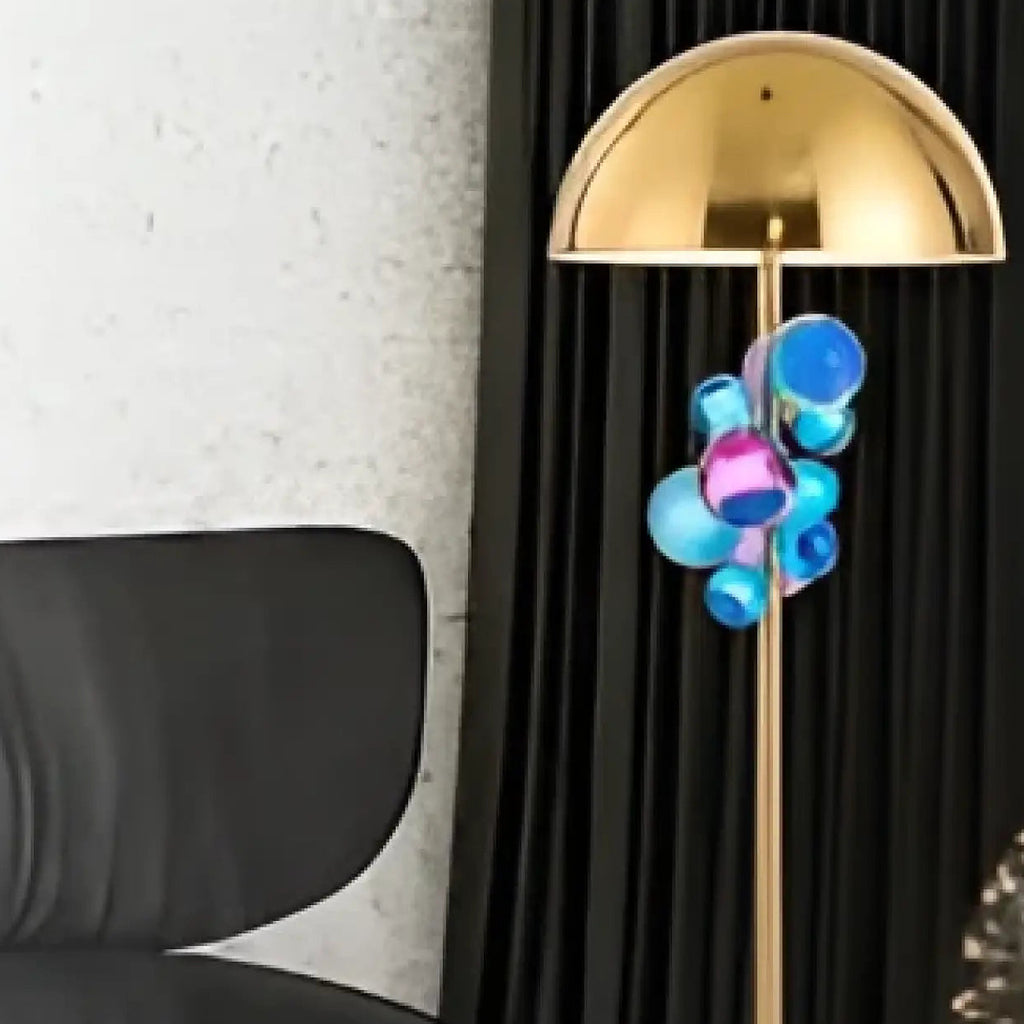 Lampadaire en métal doré à sphères de verre, claires ou colorées