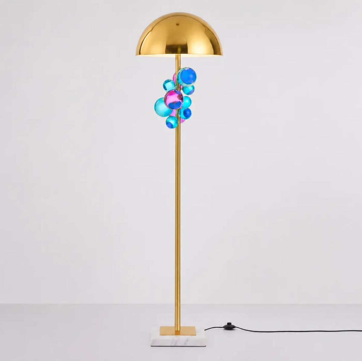 Lampadaire en métal doré à sphères de verre, claires ou colorées, coloré