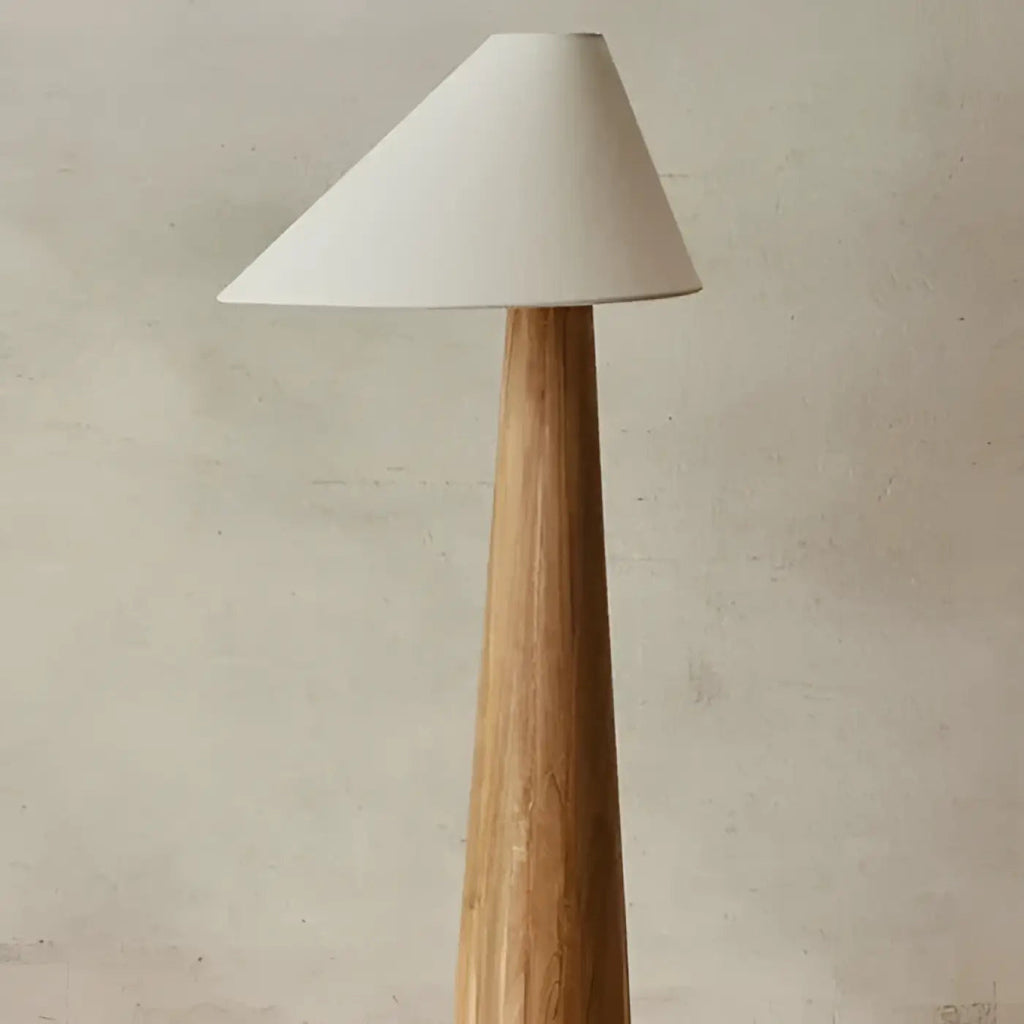 Lampadaire en bois à abat-jour asymétrique en lin
