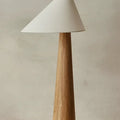 Lampadaire en bois à abat-jour asymétrique en lin