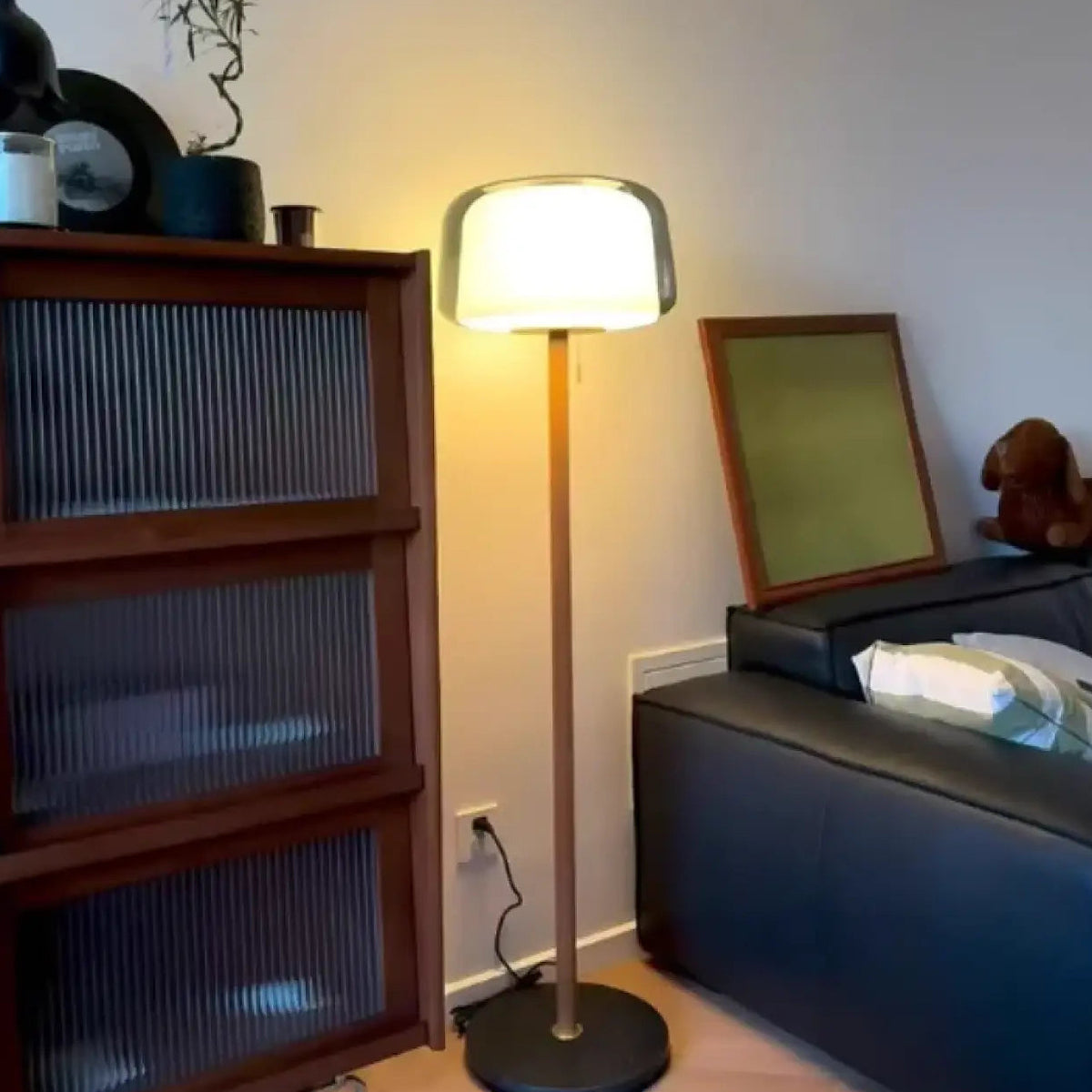 Lampadaire en verre transparent sur tige en bois