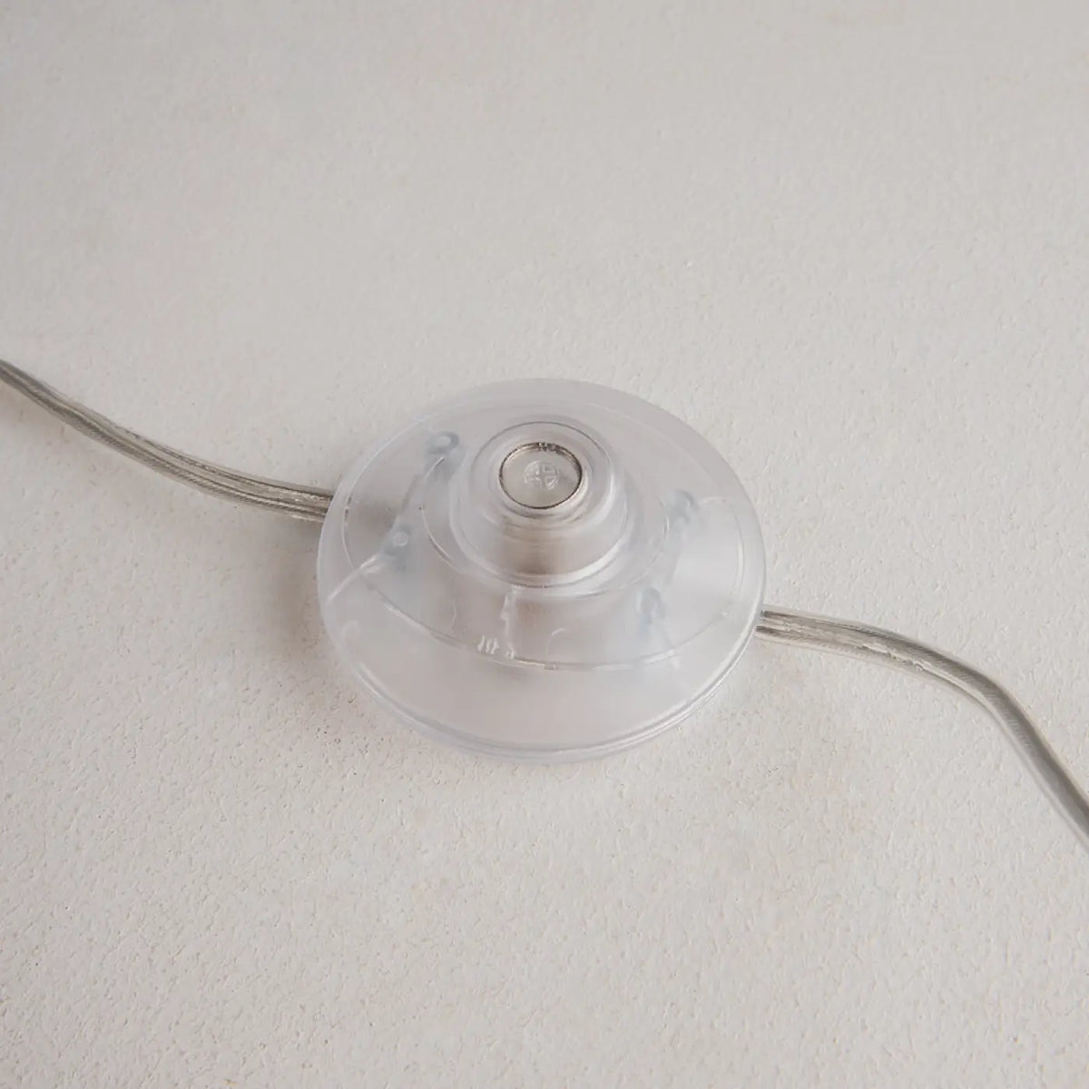 Lampadaire LED globe opalin sur base effet marbre, 145 cm