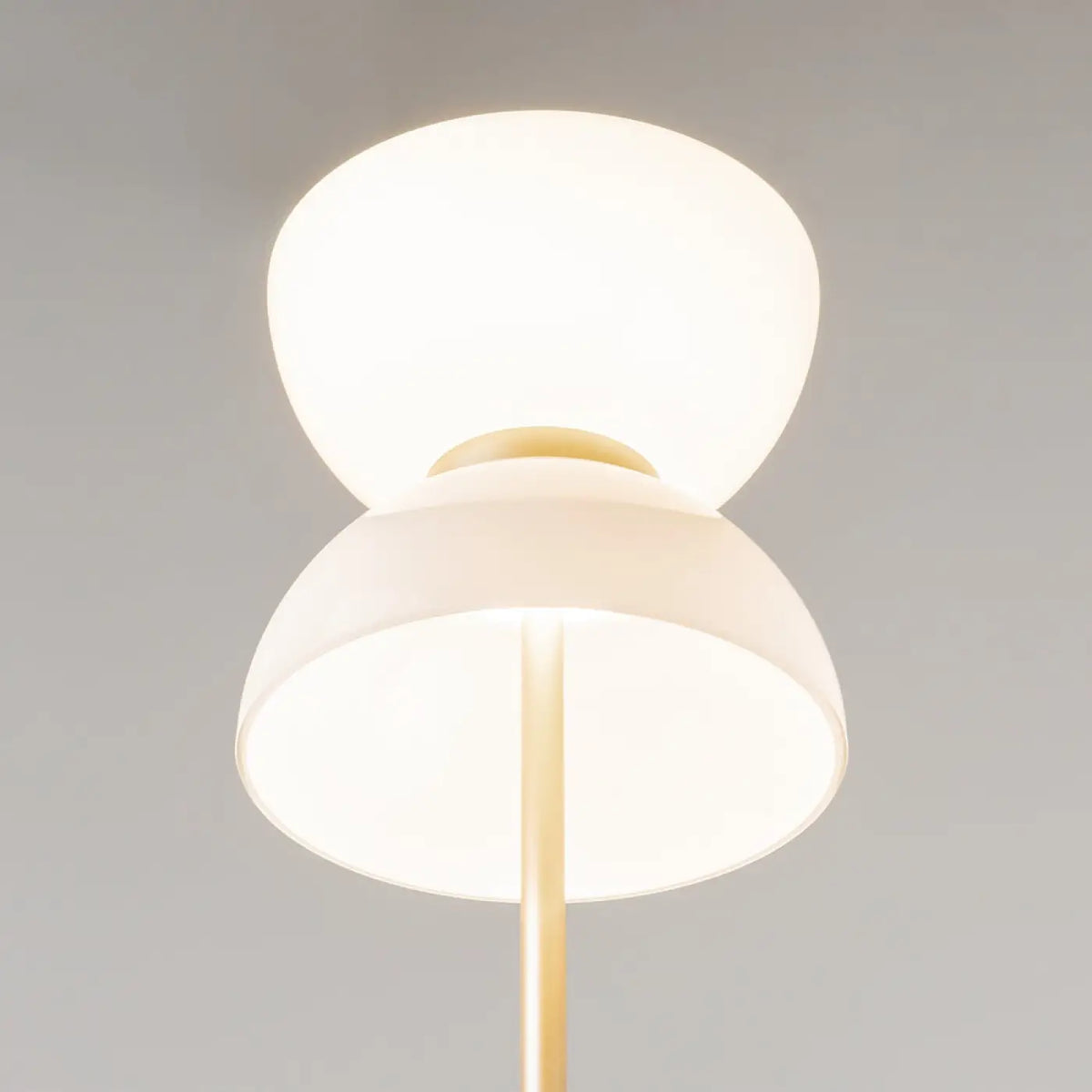 Lampadaire LED globe opalin sur base effet marbre, 145 cm, doré