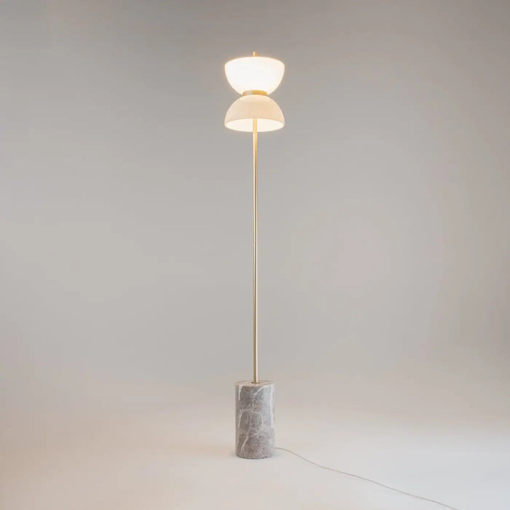 Lampadaire LED globe opalin sur base effet marbre, 145 cm