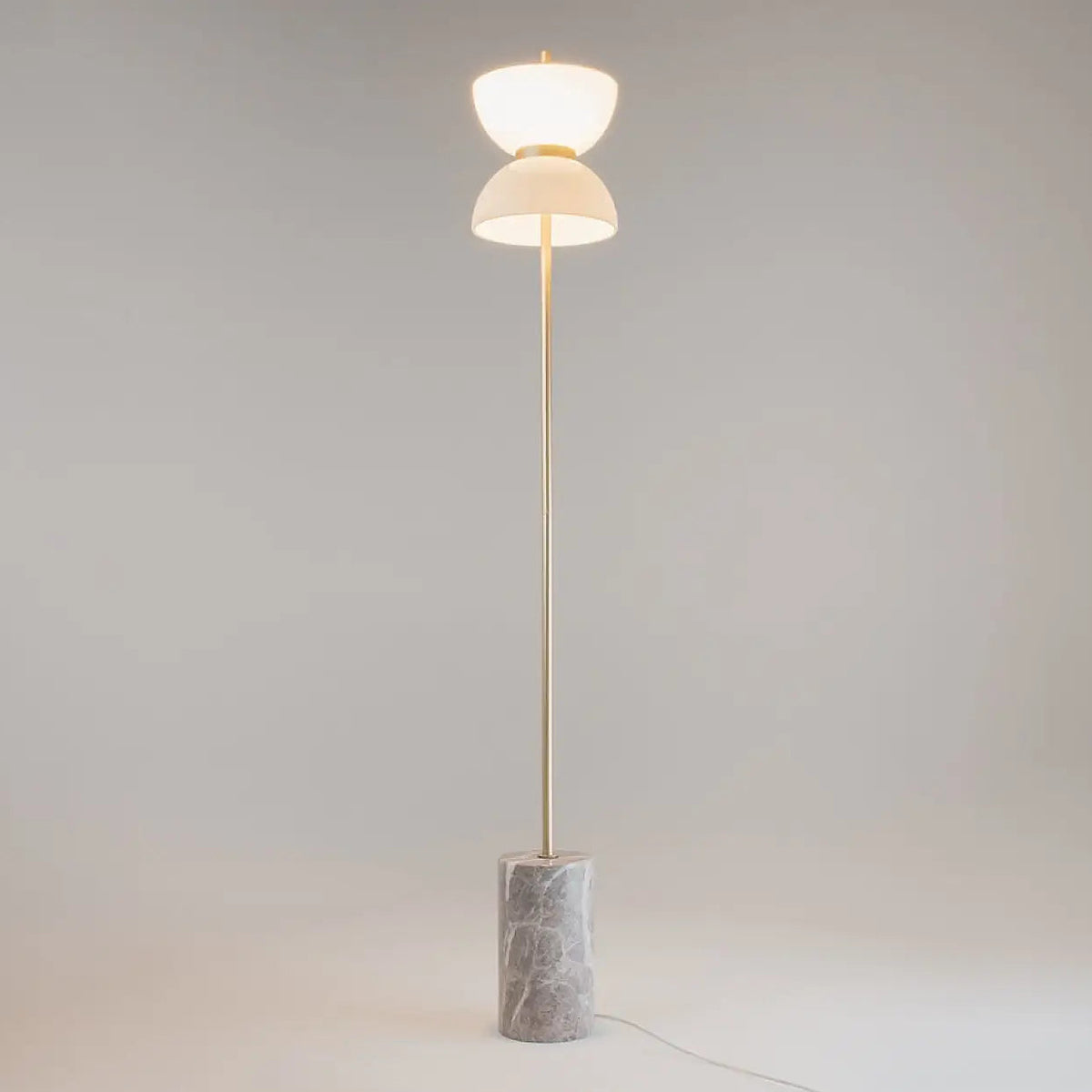 Lampadaire LED globe opalin sur base effet marbre, 145 cm
