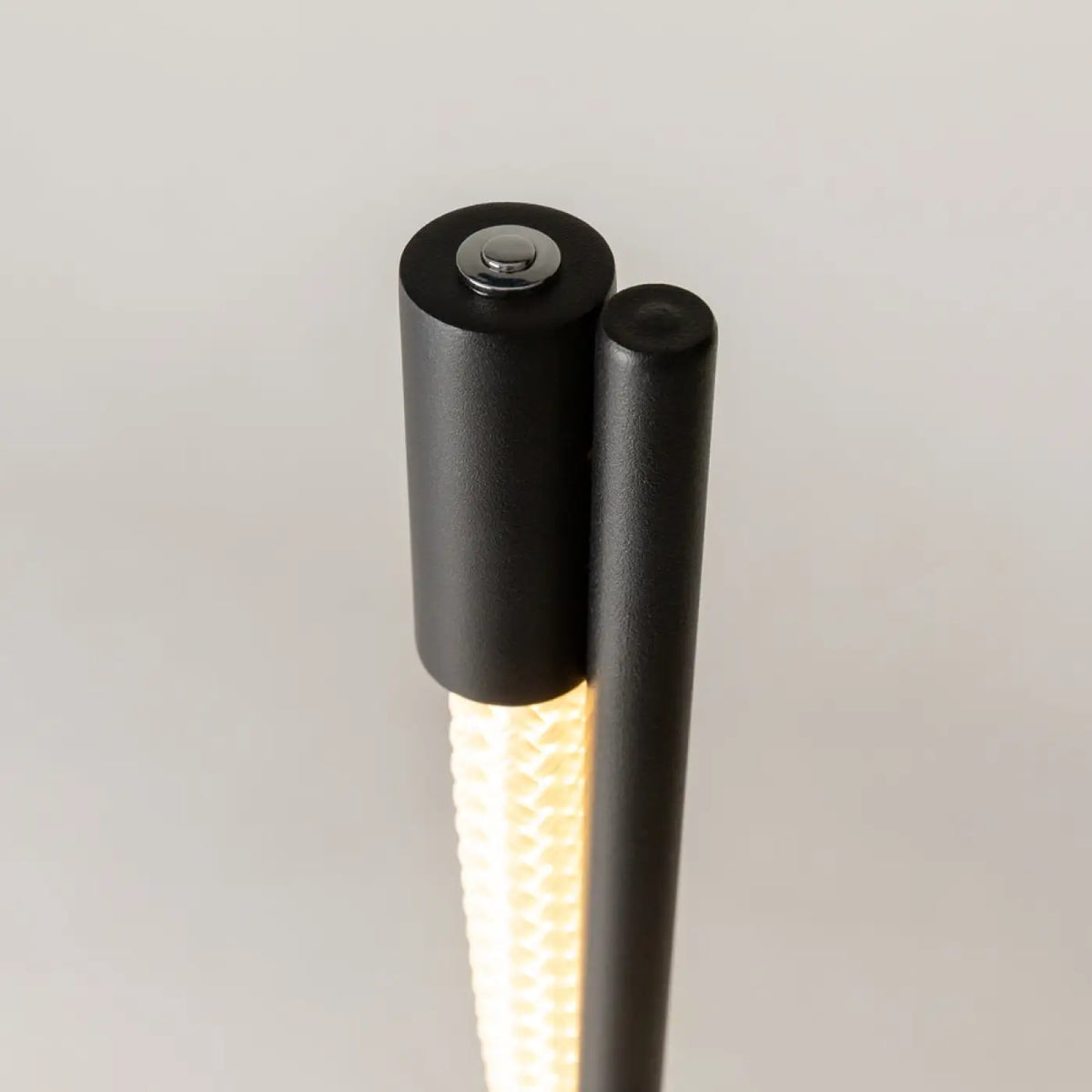 Lampadaire LED à ruban lumineux ondulé, base acier noir