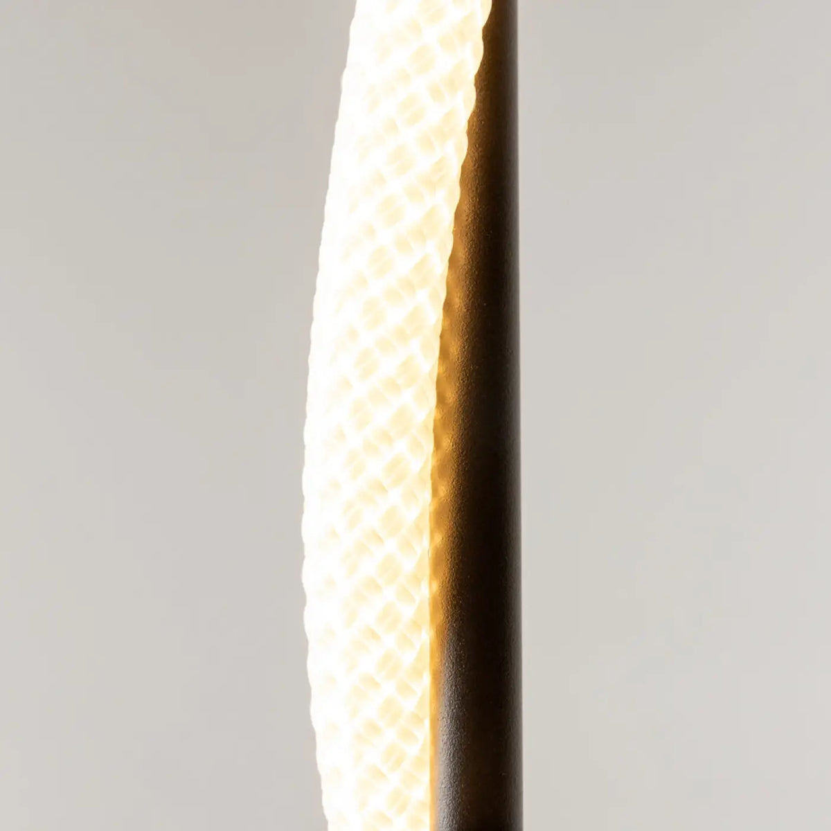 Lampadaire LED à ruban lumineux ondulé, base acier noir